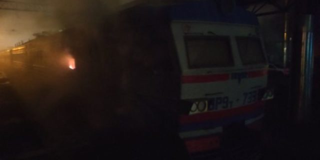 v_novogodnyuyu_noch_v_razdelnoy_sgorela_elektrichka_ee_mogli_podjech_podrostki_8644-660x330