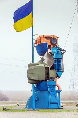 dlya_gigantskogo_robota_iz_yujnogo_poshili_chetirehmetrovuyu_masku_ot_kovida_4294